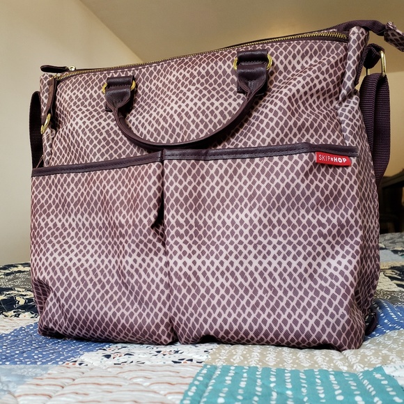 skip and hop changing bag